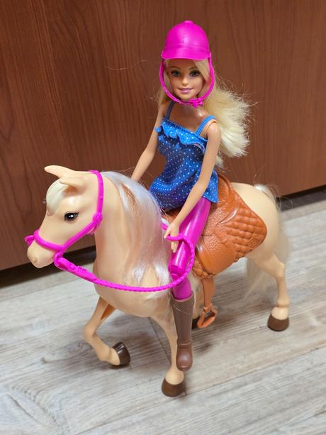 Panenka barbie s koněm,