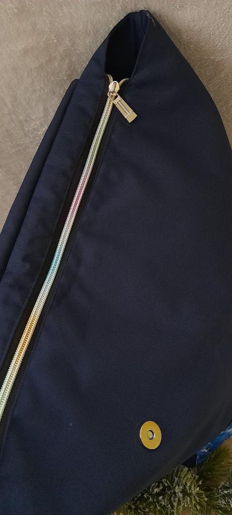 Městský prostorný batoh modré květy,