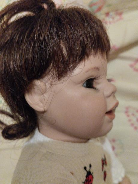 Porcelánová panenka se zoubkama, 