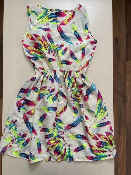 Letní vzorek šaty s peříčky, vel m ale jsou menší, s