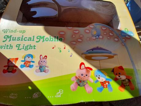 Kolotoč nad postýlku hrající,svítící a zrcátko,