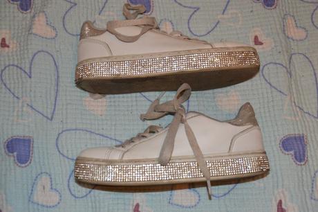 31 bílé tenisky s kamínky, graceland,31