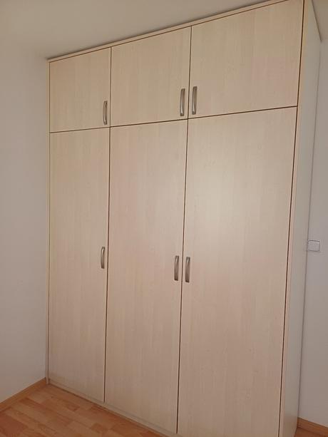 Prostorná skříň, jako nová, 