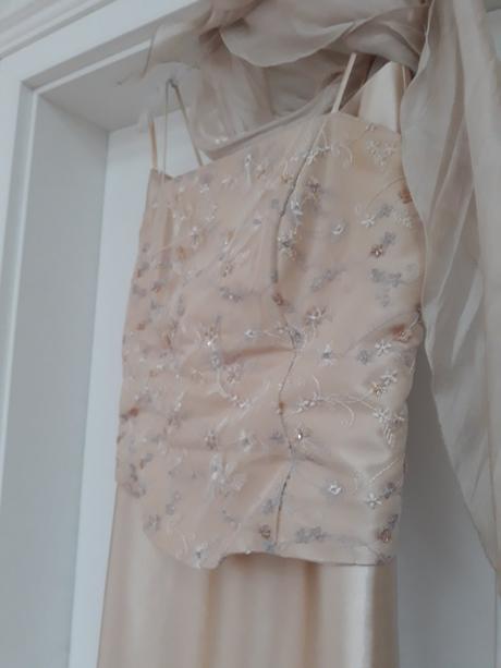 Společenské šaty, 42