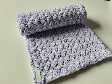 Deka háčkovaná z měkké teplé příze 80x76cm, 