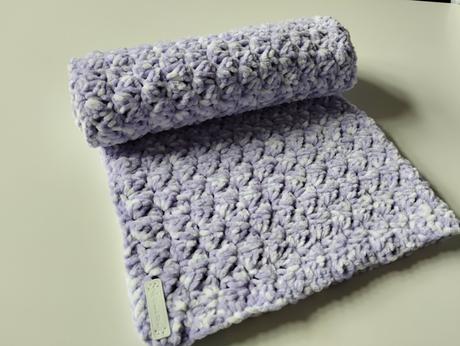 Deka háčkovaná z měkké teplé příze 80x76cm, 