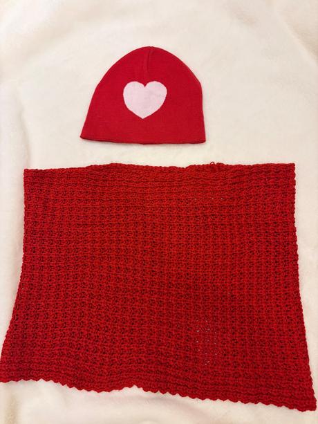 92/104 červená čepice se srdíčkem  + červený nákrč, h&m,98