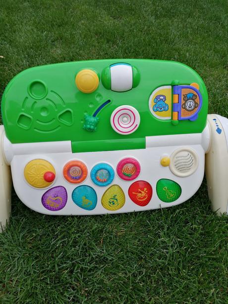 Hrající stoleček,