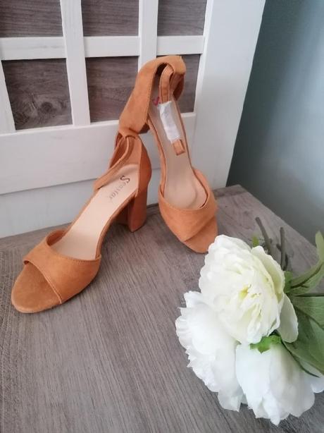 Hořčicové sandály, 36