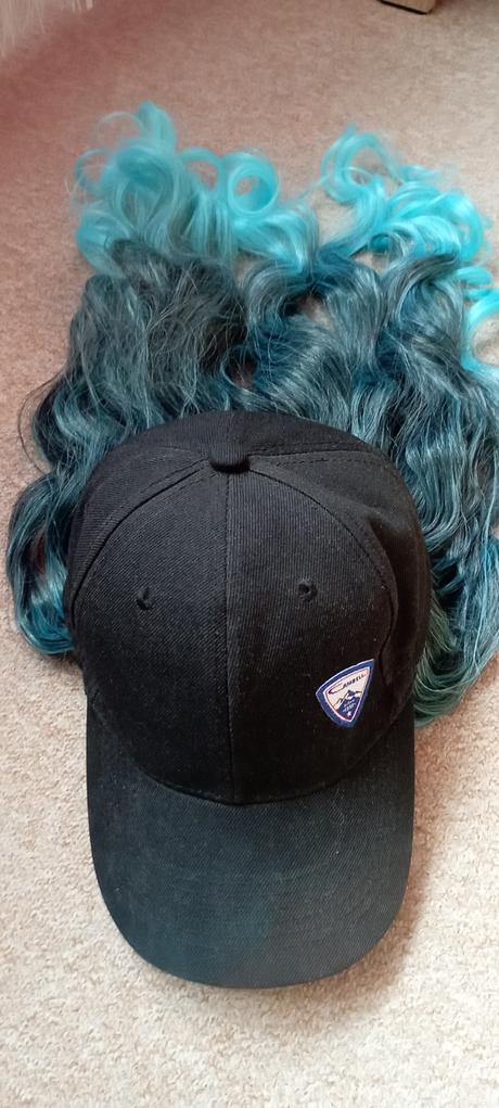 Kšiltovka s vlasy, 
