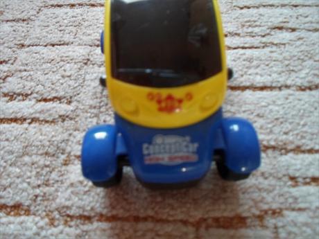 Auto na baterie jezdí svítí hraje,