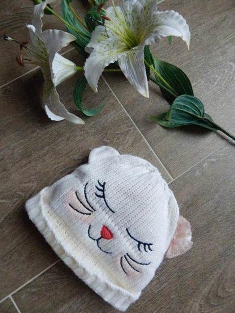 Bila čepička skočkou , terranova,<50