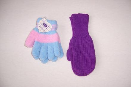 Dvoje dětské rukavičky, 104