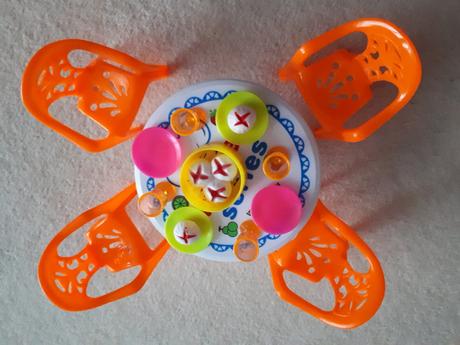 Čtyři panenky/kamarádky se stolečkem a židličkami,