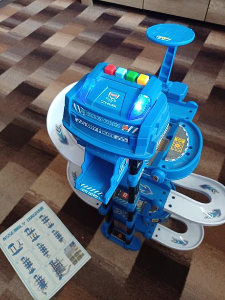 Policejní garáž s výtahem, 