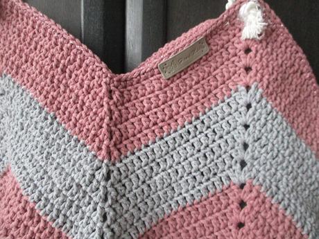 Háčkovaná taška,