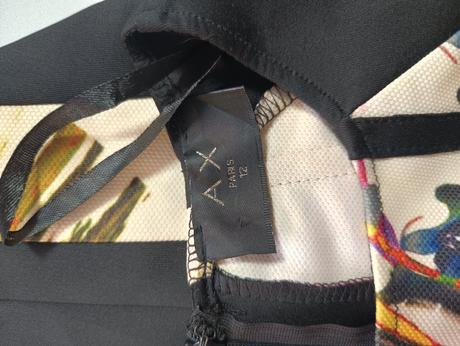 Elegantní, květované šaty ke kolenům., m