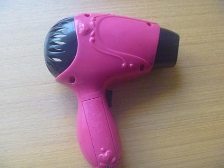 Tmavě růžový plastový fén značky barbie, 