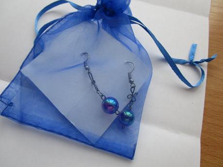 Pěkné visicí náušnice, perleťové fialovomodré,