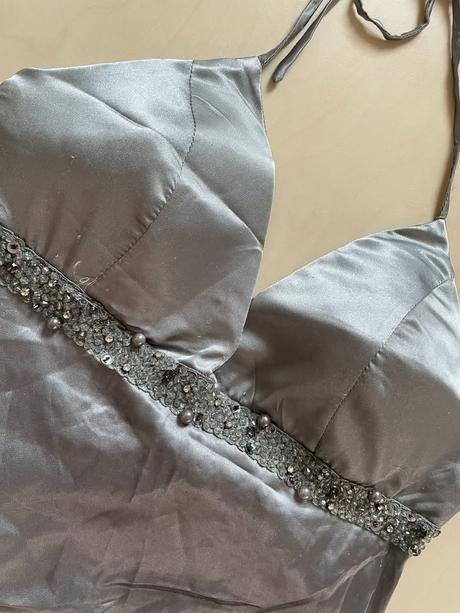 Nové šaty s korálky, zatáhlé nitě, vel xl, ax pari, xl