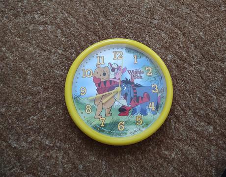 Nástěnné hodiny medvídek pú,