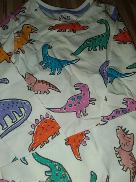Bílé pyžamo s dinosaury slim fit 122, marks & spencer,122