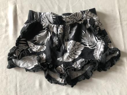 Vel. 116 černobílé šortky s volánky, 116