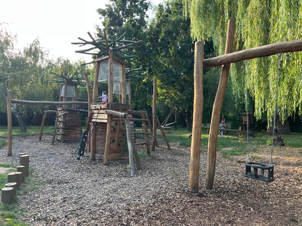 Dětské hřiště Holásky: Rodinný výlet s dětmi u Brna