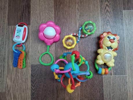 8x hračky pro nejmenší-telefon,chrastítka,klíče, 