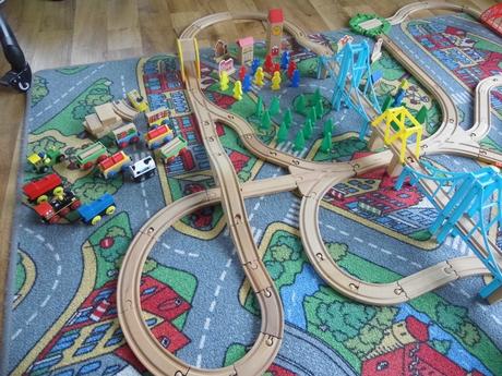 Dřevěné koleje vč. vláčků, vagónů apod., 