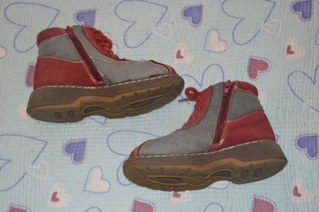 Šedočervené boty s kožíškem, šněrovadla+zip, 29