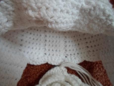 Bílá háčkovaná čepice ušanka šála šálek, 98