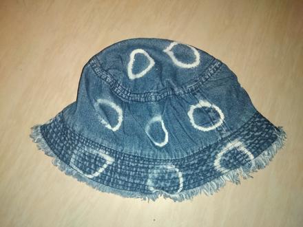 Modrý klobouček s bílými kruhy 52, 104