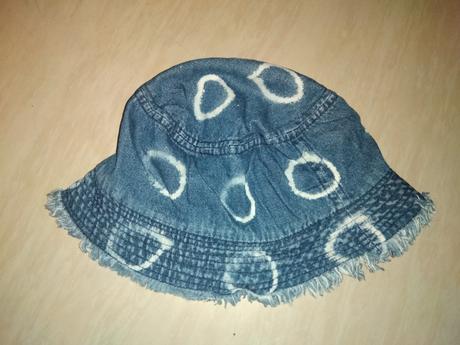 Modrý klobouček s bílými kruhy 52, 104