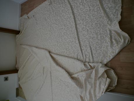 2 kusy zavesu -kremove se vzorem, 