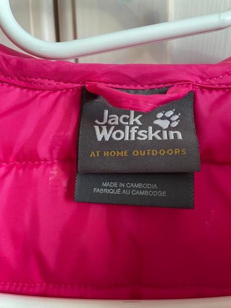 Dívčí zimní bunda zn. jack wolfskin vel. 140, jack wolfskin,140