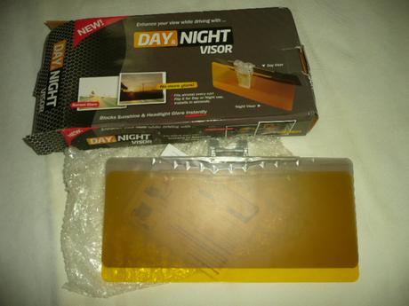 Clona do auta proti sluníčku odlesku den a noc, 