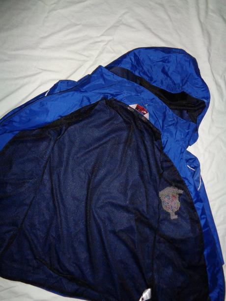 Pěkná modrá sportovní šusťáková bunda, 140