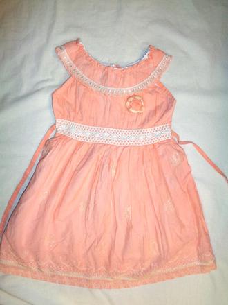 Krásné vyšívané lososové šaty, 116