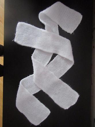 1x bílá pletená šála,68, 68