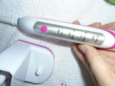 Elektrický kartáček na zuby s nástavci,