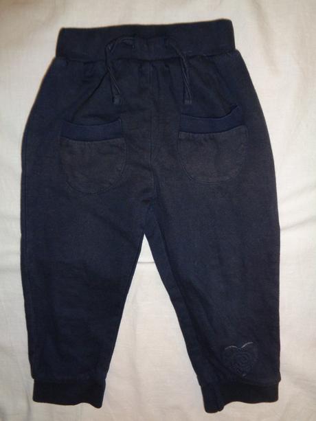 Pěkné modré tepláky s kapsičkami a srdíčkem, 86