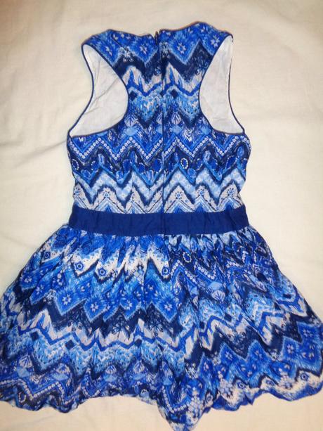 Krásné modrobílé šaty s korálky, 116