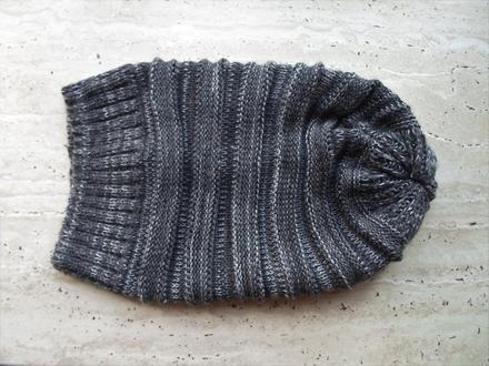 Šedá černá přepadlá čepice houmleska, yetty,122