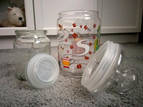 Dvě skleněné dózy,