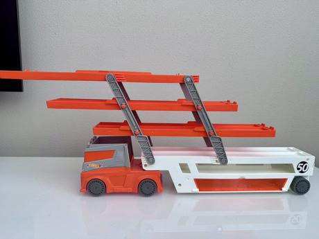 Mega tahač hot wheels, 