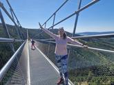 Dnes opět nadupaný den plný zážitků! 😊 Musím hlavně vypíchnout přechod Sky Bridge, protože pro mě jakožto naprostého poseru z velkých výšek to byla prostě výzva! 😅 Ale bylo to super. 😊 Poté Stezka v oblacích, bobová dráha a zakončeno romantickou vyjížďkou na šlapadle. 😊 Jednoduše super den! 🤗
