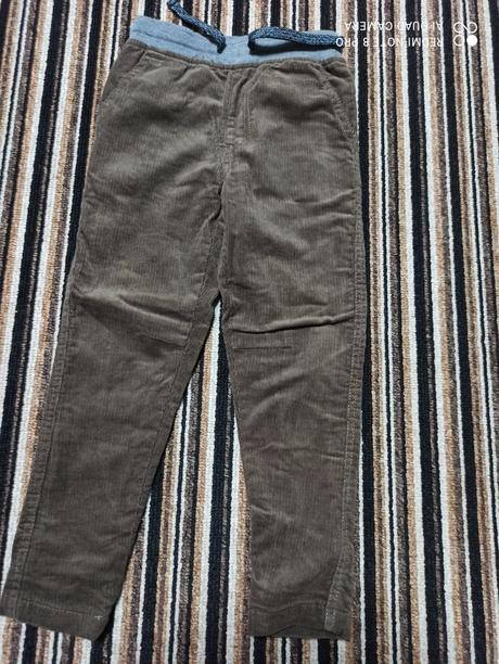 Manžestráky a svetr s kapucí, 104–116