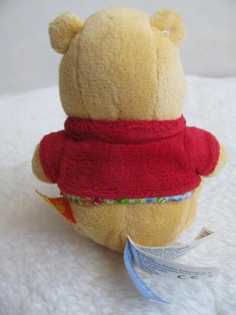 Milá hračka z měkkého veluru medvídek pooh,