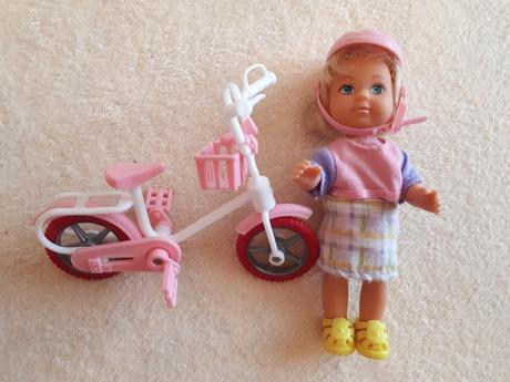 Malá panenka evička s jízdním kolem,